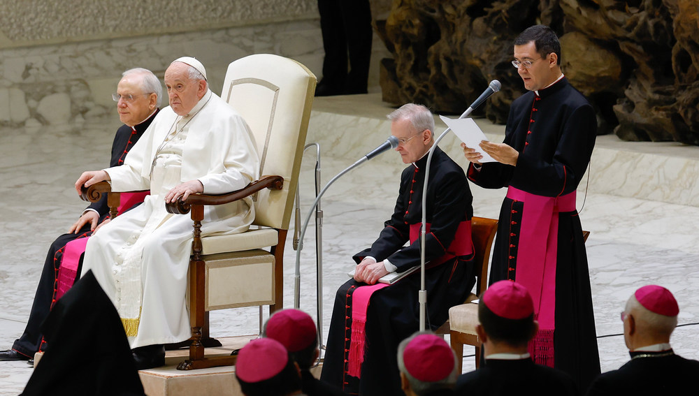Filippo Ciampanelli (r.), Mitglied des vatikanischen Staatssekretariats, liest die Ansprache vor bei der Generalaudienz mit Papst Franziskus, am 28. Februar 2024 im Vatikan.