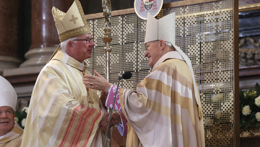 Salzburg: Amtseinführung des neuen Erzbischofs - Im Salzburger Dom wird der neue Erzbischof Franz Lackner feierlich in sein Amt eingeführt Foto: Neumayr/MMV 12.01.2014 Erzbischof Franz Lackner erhält den Hirtenstab von Alt-Erzbischof Alois Kothgasser