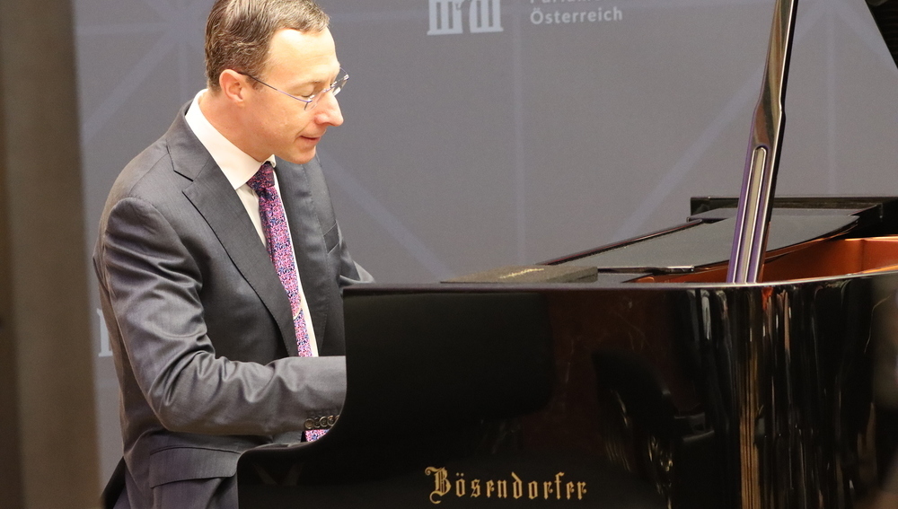 Pianist Albert Franz am Klavier