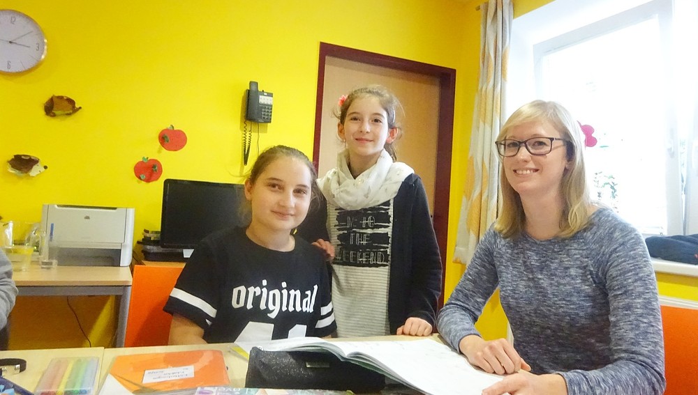 Kinder und Betreuerin im Caritas-Lerncafe in St. Pölten  