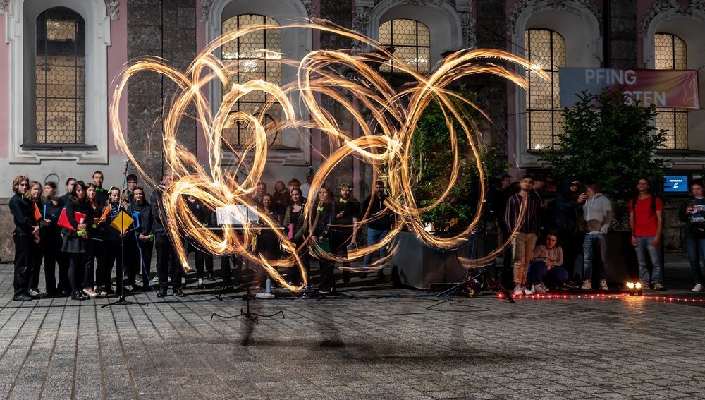  In einer beeindruckenden Feuershow schließt das Pfingstfest in der Diözese Innsbruck.