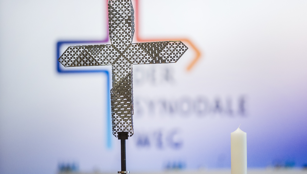 Kreuz und Logo des 'Synodaler Weg' Deutschland