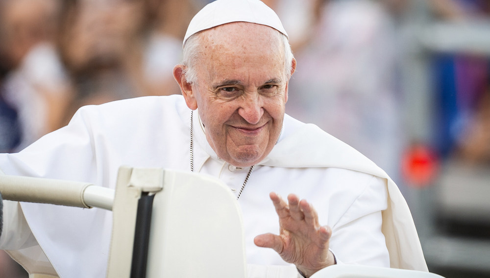 Papst Franziskus fährt winkend mit dem Papamobil auf den Petersplatz
