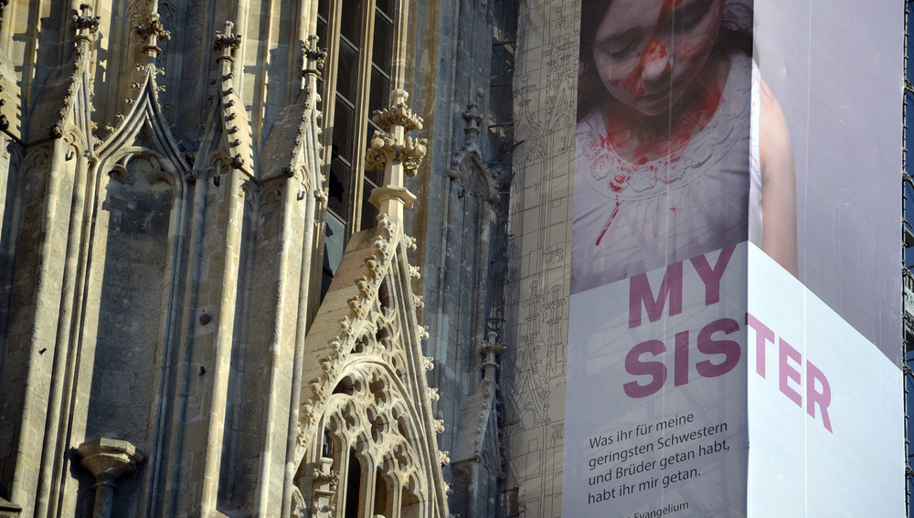 'My Sister' von Gottfried Helnwein am Wiener Stephansdom