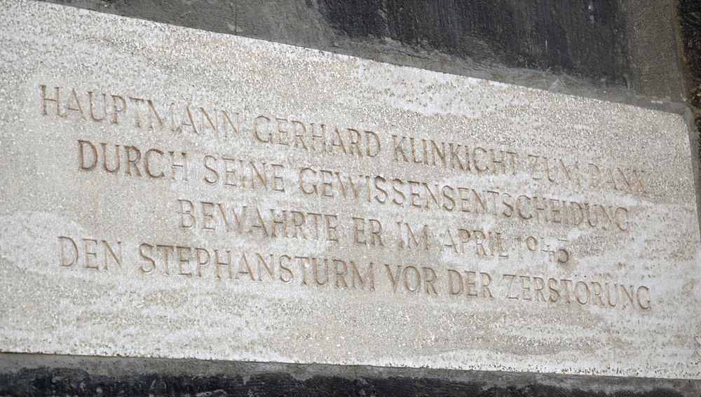 Gedenktafel für Hauptmann Gerhard Klinkicht am Wiener Stephansdom