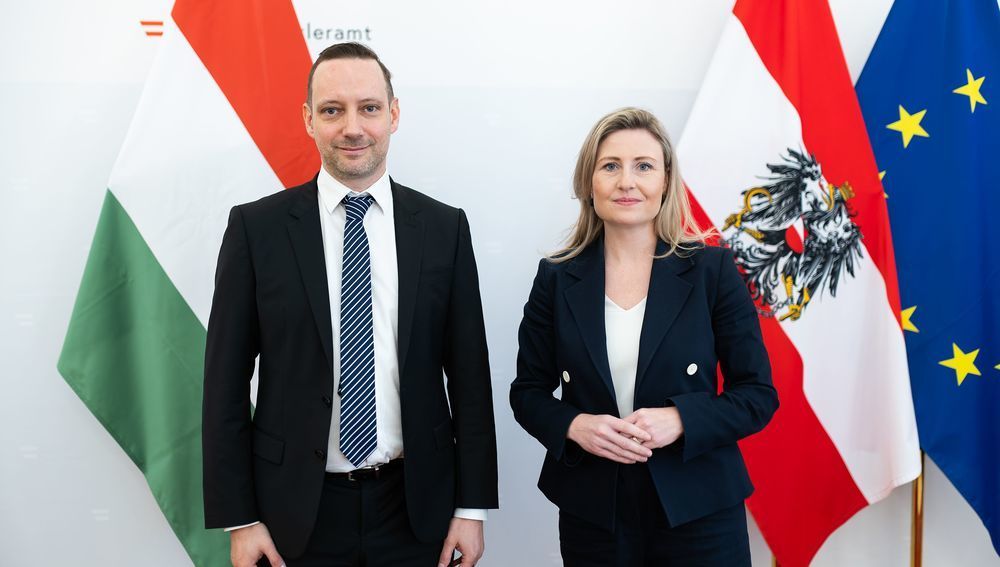 Am 25. März 2024 empfing Bundesministerin Susanne Raab (r.) den ungarischen Staatssekret?r Tristan Azbej (l.) zu einem Arbeitsgespr?ch.