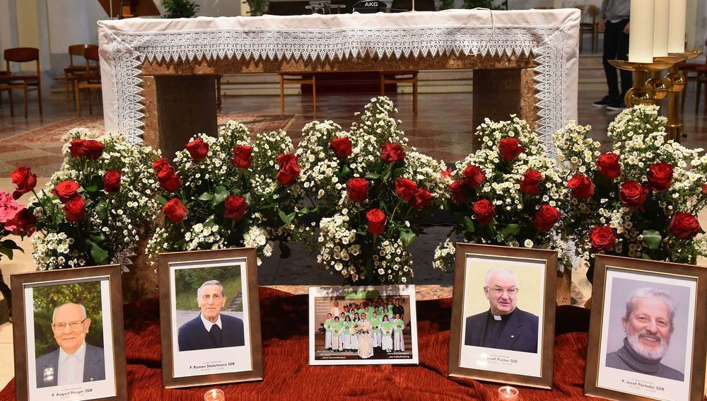 Gedenkbilder für verstorbene Salesianer in Amstetten