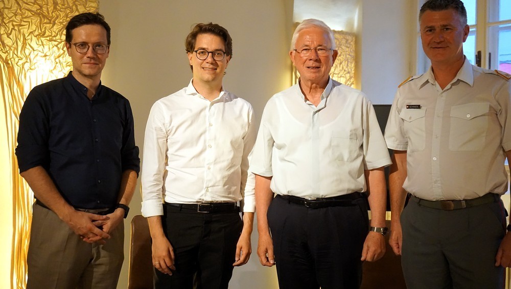 Fest am 1. August 2024 für die Teilnehmer der 'Salzburger Hochschulwochen' - v.l.: Martin Dürnberger (Obmann SHW), Lukas Crepaz (Kfm. Direktor der Festspiele), Erzbischof Franz Lackner, Brigadier Peter Schinnerl