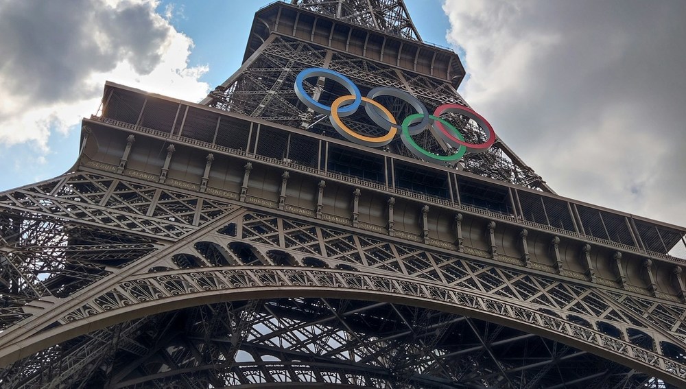 Foto der olympischen Ringe auf dem Eifelturm