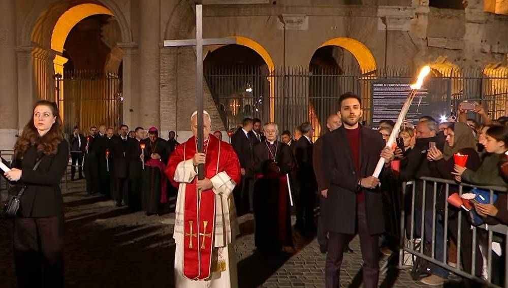 Papst Leo XIV. trägt Kreuz beim Kreuzweg am Kolosseum