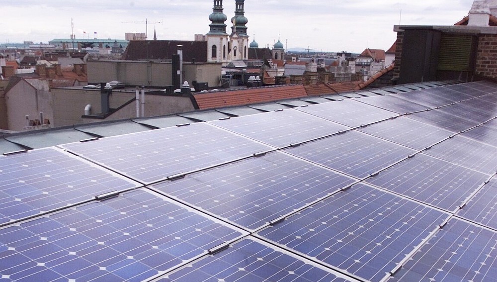 Photovoltaik-Panels auf einem kirchlichen Gebäude Wiens