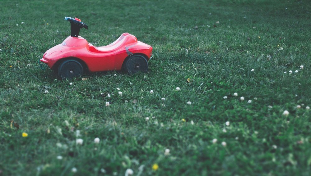 Verlassenes Kinderauto 