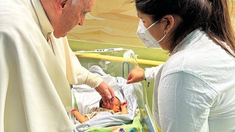Papst tauft Kind in Gemelli-Klinik