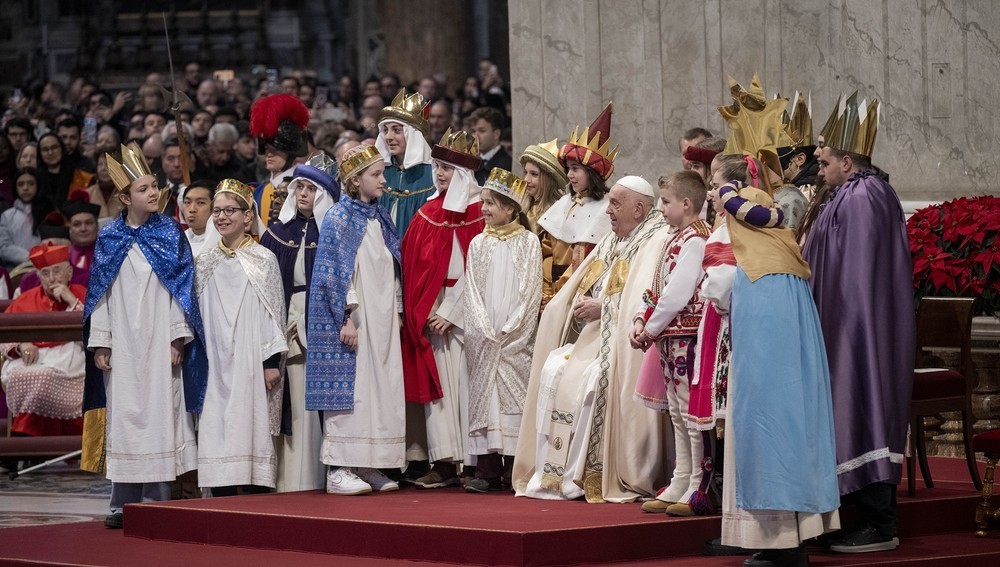 Papst Franziskus beim Neujahrsgottesdienst mit Sternsingerinnen und Sternsingern aus ganz Europa 