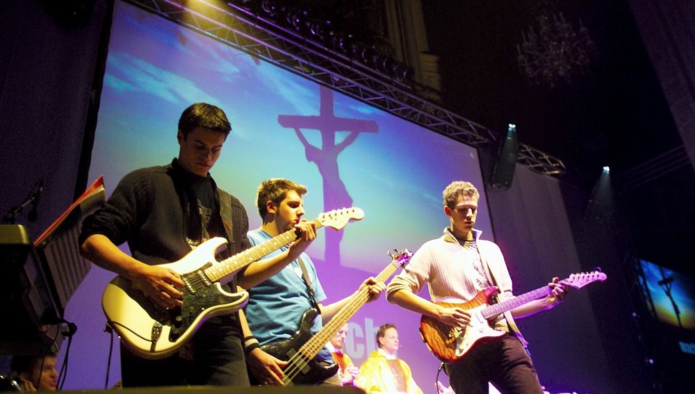 Musikband bei einem Jugendgottesdienst