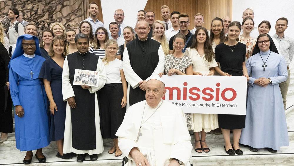 Teilnehmer der Young Missio-Konferenz mit Papst Franziskus