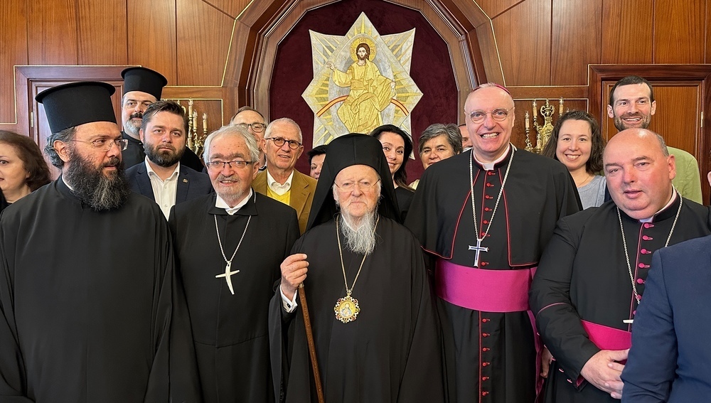 Metropolit Arsenios (l.), Altsuperintendent Koch, Patrairch Bartholomaios, Bischof Zsifkovics, Pfarrer Brei im Istanbuler Phanar am 11.5.2023