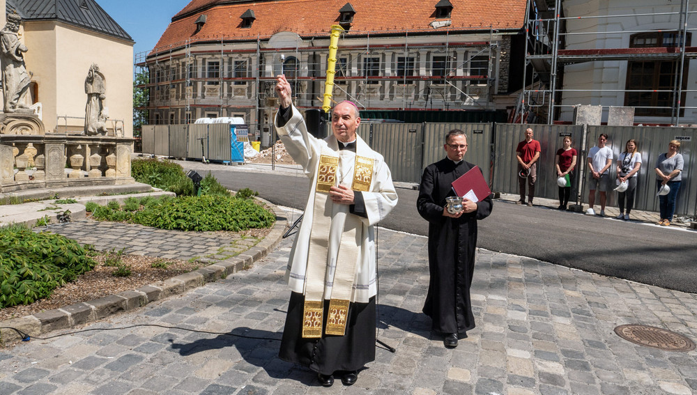 Erzbischof von Veszprem, György Udvardy, segnet