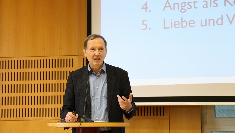 Prof. Emmanuel Bauer OSB (Philosoph, Theologe, Psychotherapeut, Universität Salzburg), Tagung 'Religionen und die Angst', St. Virgil, Salzburg, 29. März 2023