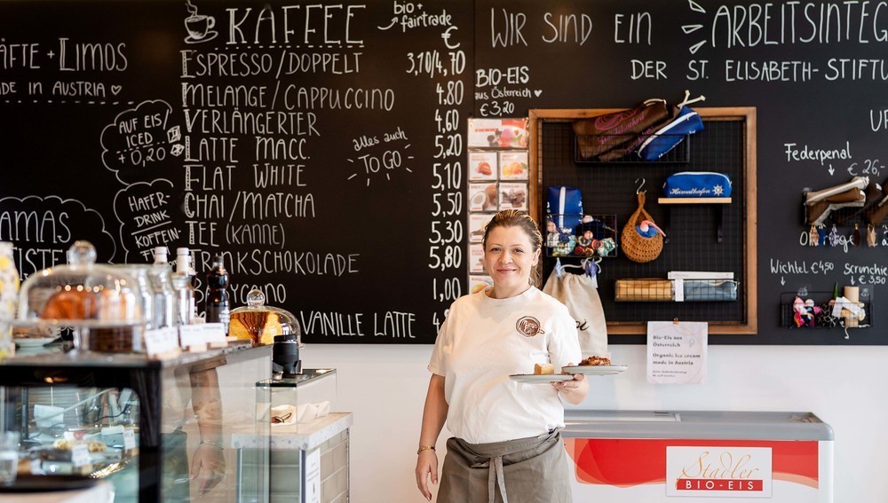 Kellnerin im Mamas Café
