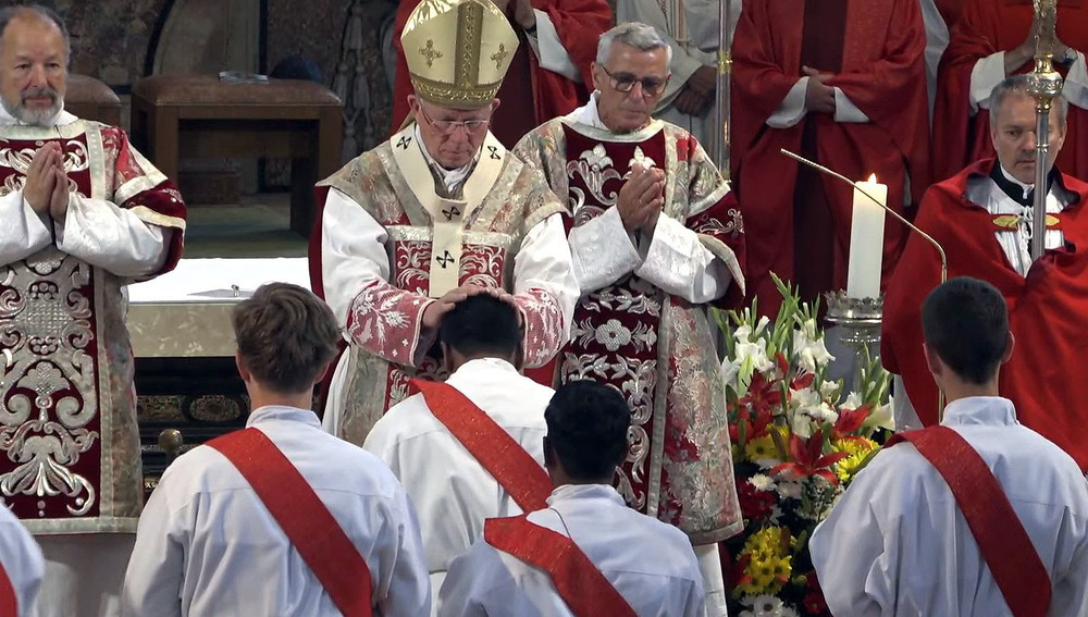 Erzbischof Lackner spendet Sakrament der Priesterweihe