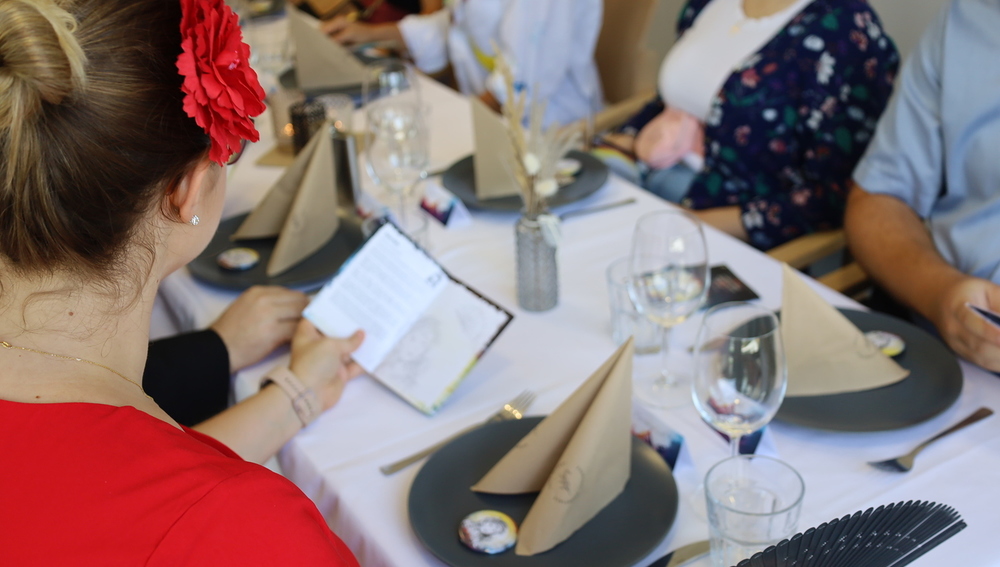Die Katholische Jugend Ober?sterreich (kj o?) bringt in Kooperation mit Denk Dich Neu ein neues und spannendes Krimi Dinner auf den Markt. Bei dem interaktiven Dinner-Erlebnis ?Verrat am Gutshof? schl?pfen die Teilnehmenden in verschiedene Rollen, um