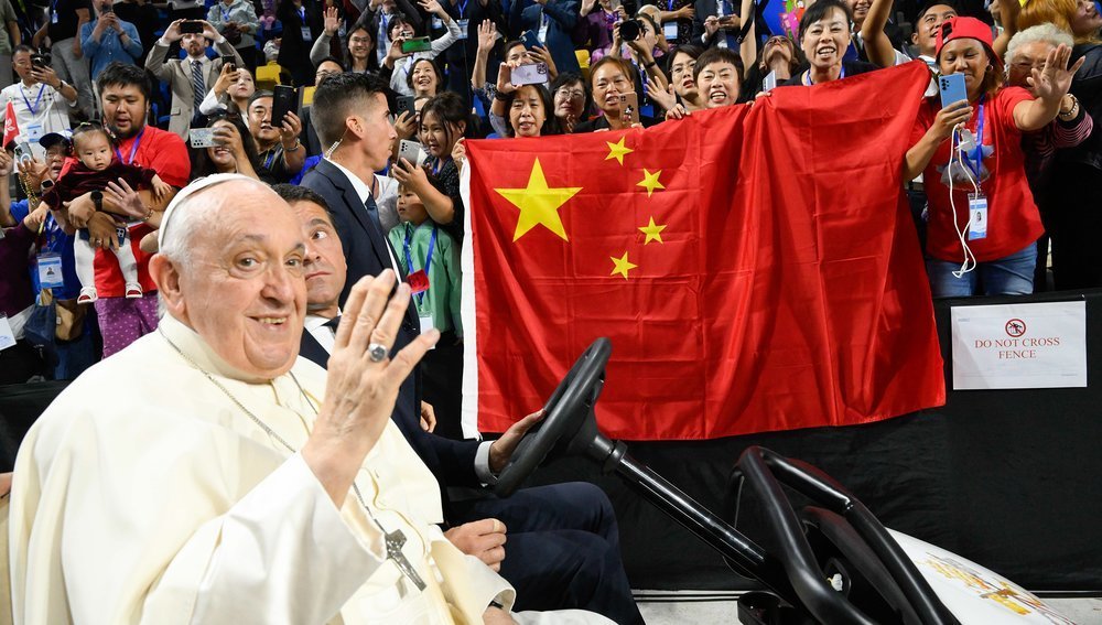 Papst Franziskus in Ulan Bator mit China-Flagge und Gläubigen