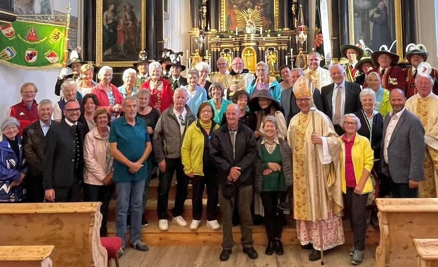 Bischof Glettler mit Pilgergruppe in Maria Waldrast
