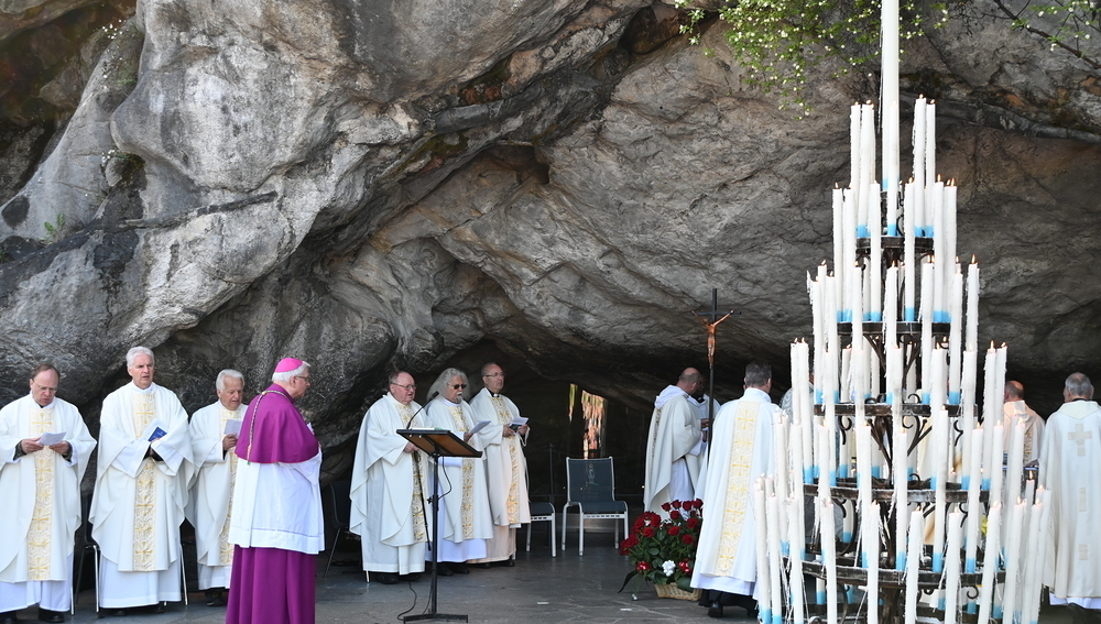 Gemeinsame Messe der deutschsprachigen Pilger bei der Grotte von Lourdes bei der Soldatenwallfahrt