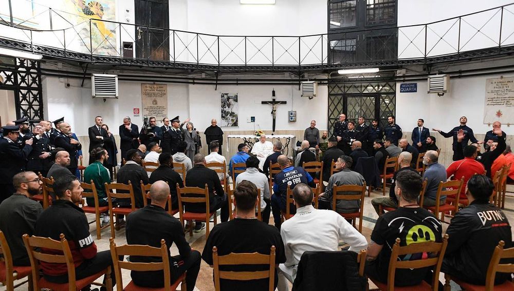 Papst Franziskus besucht am Gründonnerstag Gefangene in römischer Haftanstalt 'Regina Coeli' (17.4.2025)
