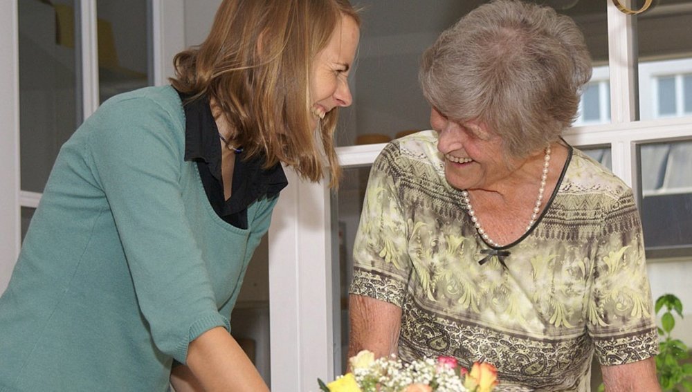 Ehrenamtliche Frau im Besuchsdienst bei Seniorin
