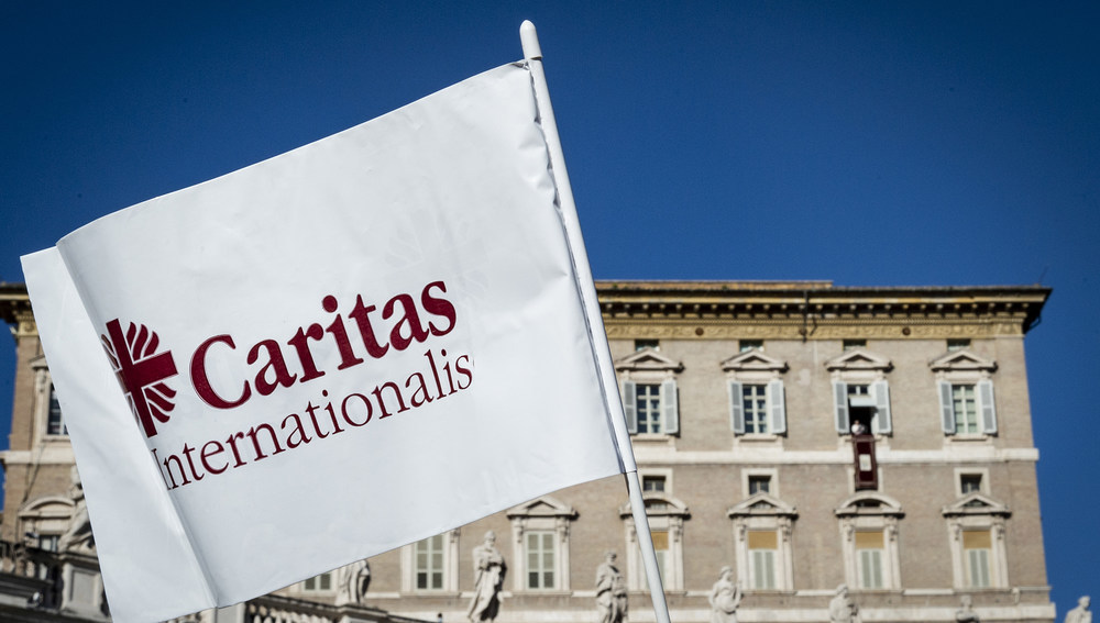Fahne mit dem Logo und dem Schriftzug 'Caritas Internationalis' auf dem Petersplatz