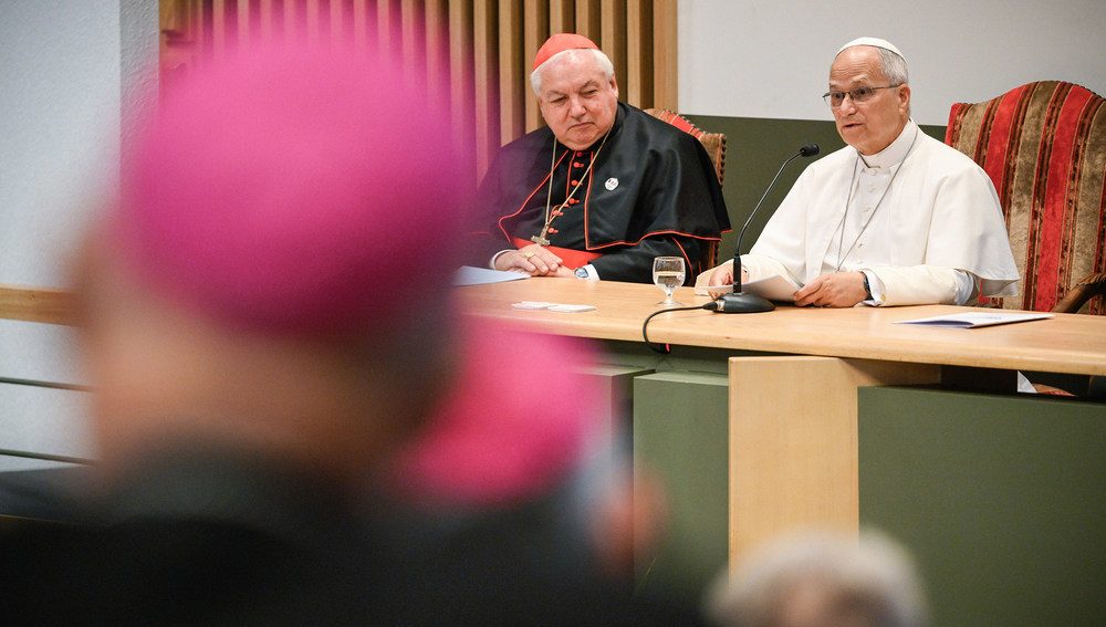 Kardinal Jean-Marc Aveline, Vorsitzender der der französischen Bischofskonferenz (CEF),und Papst Leo XIV. bei einem Treffen mit den Bischöfen der CEF im 'Sainte-Bernadette'-Saal des Heiligtums Unserer Lieben Frau von Lourdes, am 27. September 2026 in