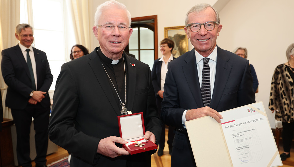 Erzbischof Franz Lackner steht 2024 seit zehn Jahren an der Spitze der Erzdiözese Salzburg. Heute wurde dem gebürtigen Steirer, der auch Vorsitzender der österreichischen Bischofkonferenz ist, von Landeshauptmann Wilfried Haslauer das Große Ehrenzeic
