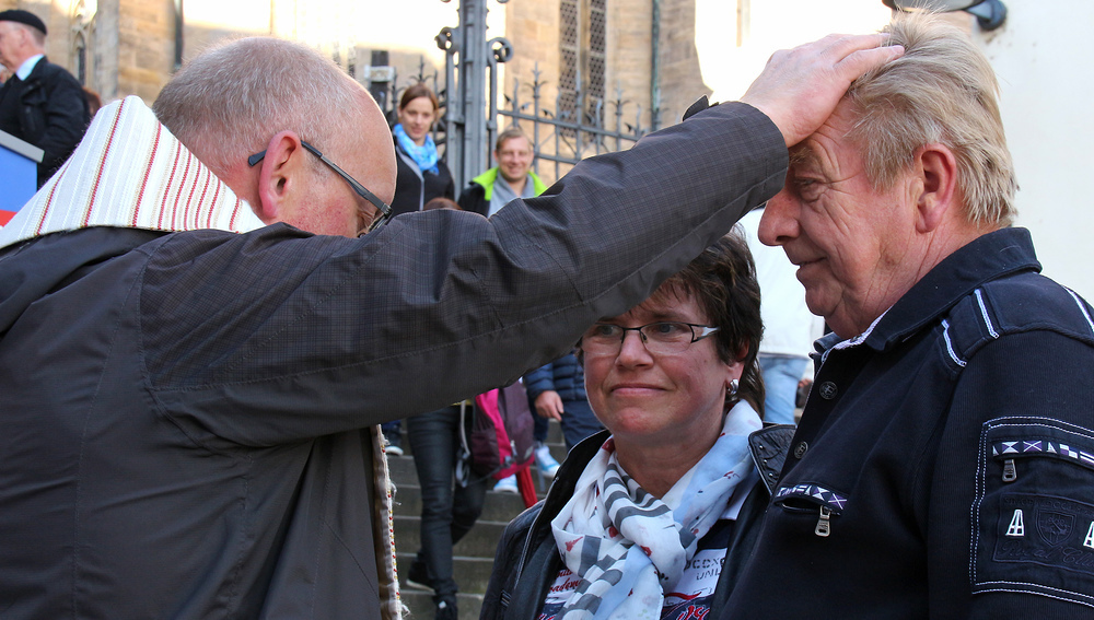 Priester spendet Segen