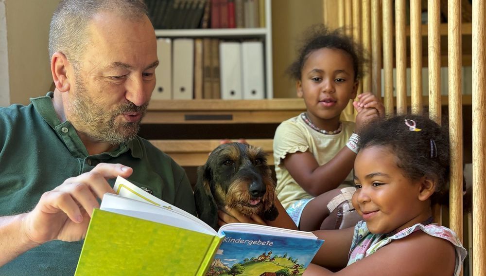 Großvater liest Kindern vor