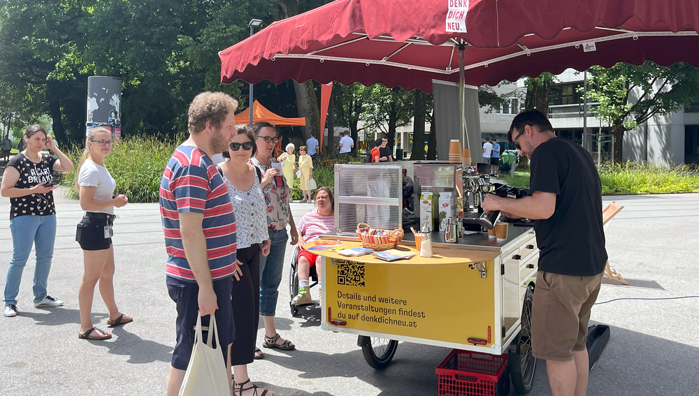 Im Juni und Juli 2023 tourte das 'CAFeBIKE' durch Oberösterreich und schenkte gratis Kaffee und Tee aus