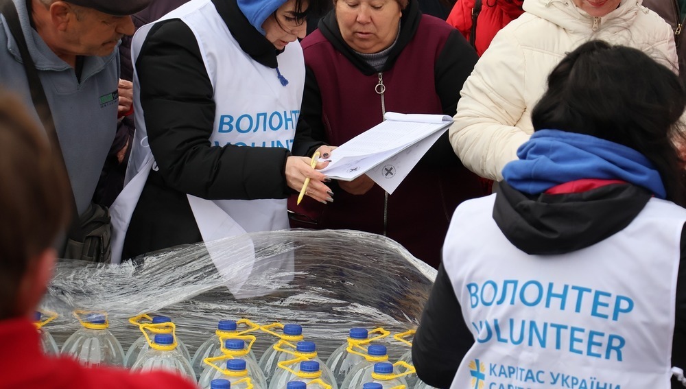 Caritas-Ukraine-Helfer verteilen Trinkwasser in Region Mykolajiw