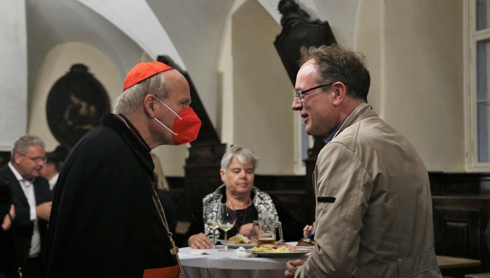 Kathpress 75 Jahre - Franziskanerkloster - Feier im Refektorium, Kardinal Christoph Schönborn und Prof. Jan-Heiner Tück, Wien, 4. Mai 2022