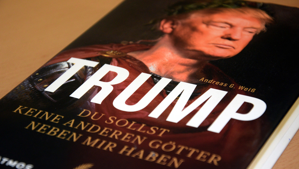 Das Buch 'Trump. Du sollst keine anderen Götter neben mir haben' des Salzburger Theologen Andreas G. Weiß ist im Frühjahr 2019 im Patmos-Verlag erschienen