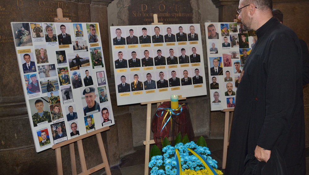 Garnisonkirche Lemberg, Gedenkstätte für gefallene Soldaten (im Bild: Generalvikar Yuriy Kolasa)
