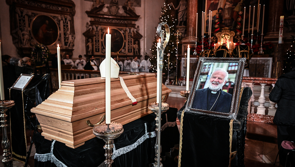 Sarg des verstorbenen Weihbischofs Andreas Laun im Salzburger Dom