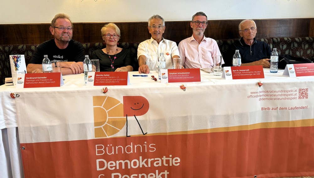 Pressekonferenz am 29. August 2024 in Wien - v.l.: Ferdinand Kaineder (KAÖ), Monika Salzer (Omas gegen rechts), Stephan Schulmeister (Sprecher), Karl Immervoll (KABÖ-Seelsorger), Paul M. Zulehner (Theologe)