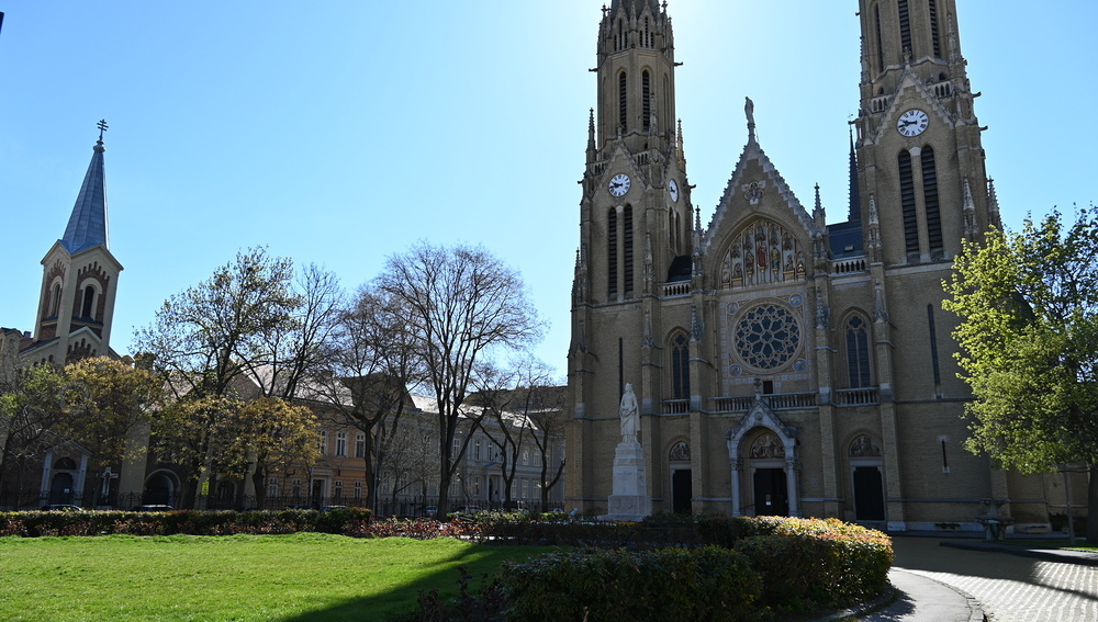 Griech.-kath. Mariä-Schutz-Kirche (links) und röm.-kath. Elisabeth Kirche am Rosenplatz (Rozsak tere) in Budapest