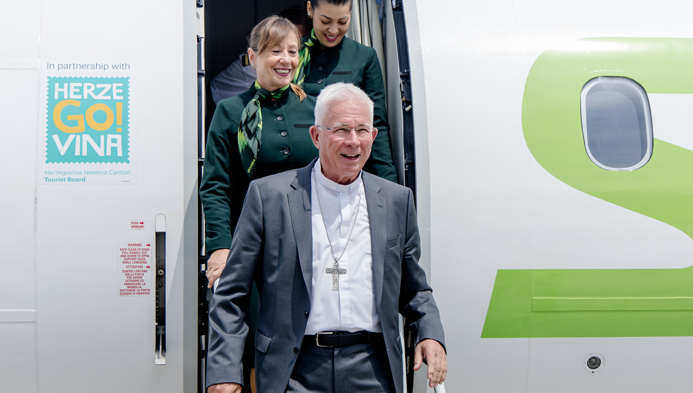  Erzbischof Lackner am Flughafen Salzburg
