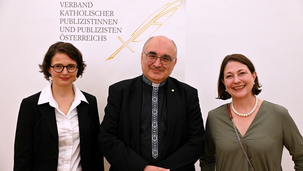 v.l.: Monika Slouk (Leiterin Kooperationsredaktion Kirchenzeitungen), Bischof Wilhelm Krautwaschl, Sophie Lauringer (Chefredakteurin 'Der Sonntag' und Vorsitzende Verband Kath. Publizisten)