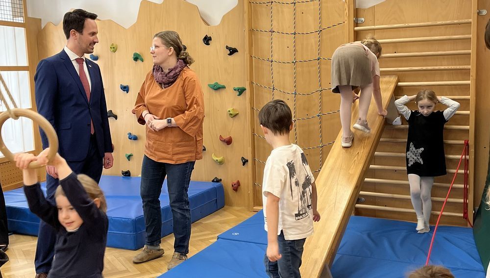 Minister Wiederkehr bei Besuch eines Kindergartens der St. Nikolausstiftung