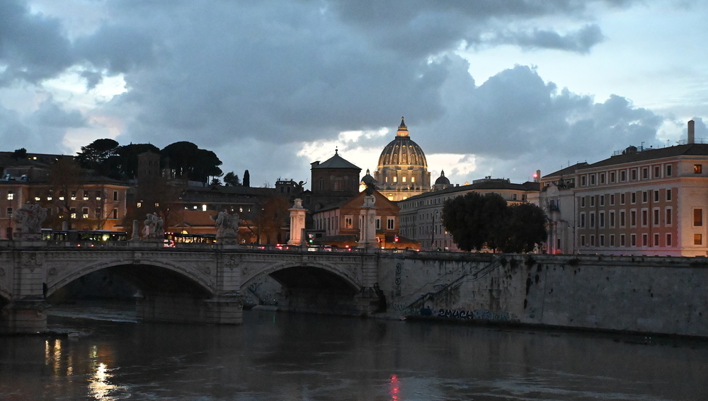 Petersdom und Tiber in Rom