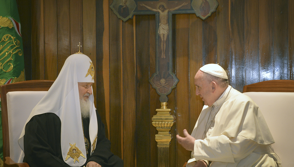 Download von www.picturedesk.com am 12.02.2016 (22:20). The head of the Russian Orthodox Church Patriarch Kirill, left, and Pope Francis talk during their meeting at the Jose Marti airport in Havana, Cuba, Friday, Feb. 12, 2016. This is the first-ev